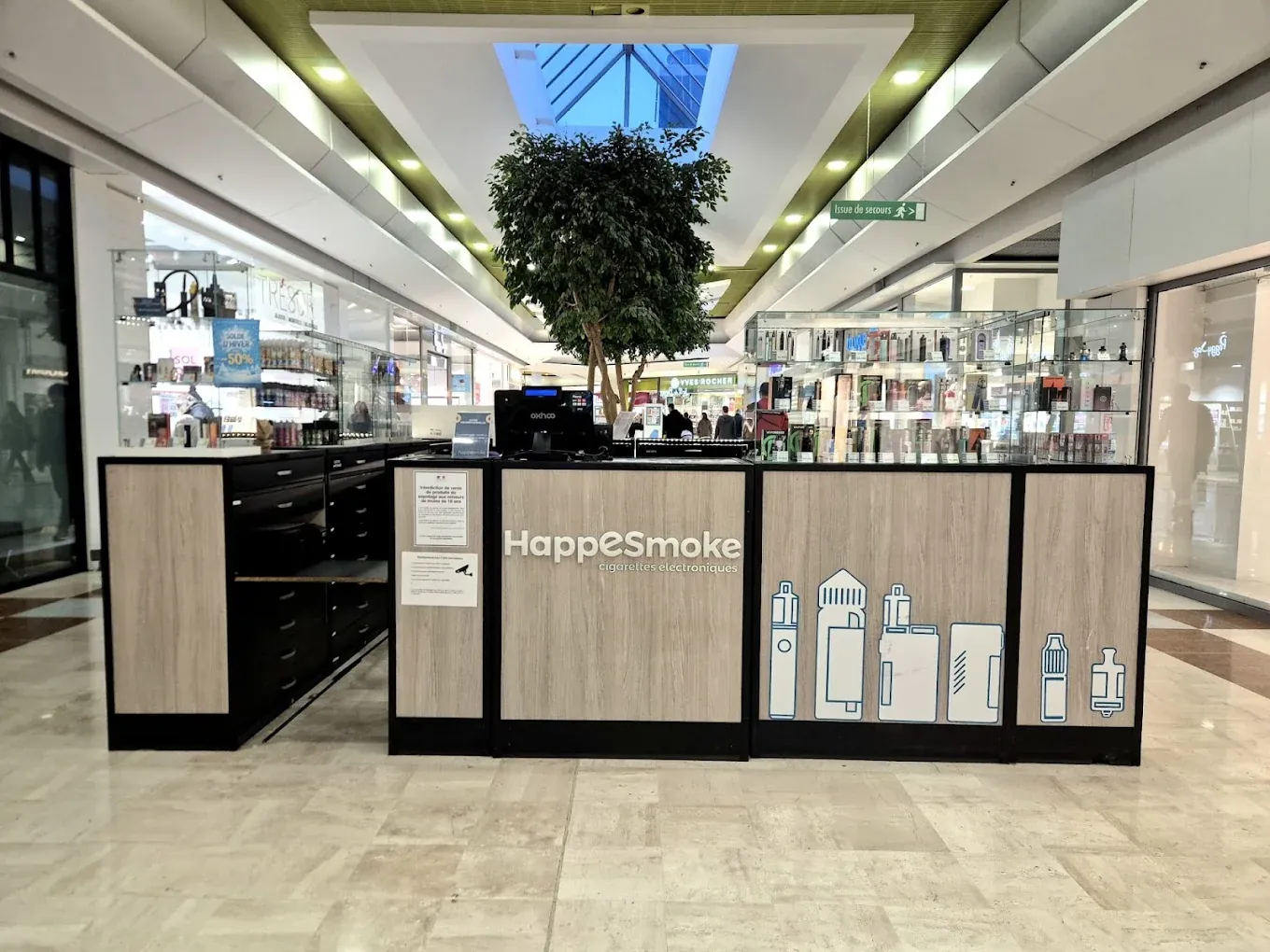 Vitrine du magasin HappeSmoke Vitrolles